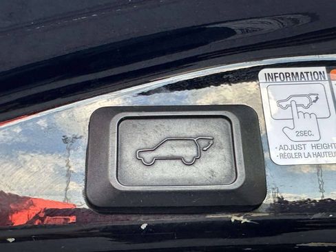 Used 2016 Toyota RAV4 Limited AWD/4WD image 38