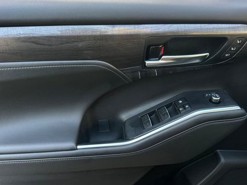 Used 2024 Toyota Highlander Limited image 25