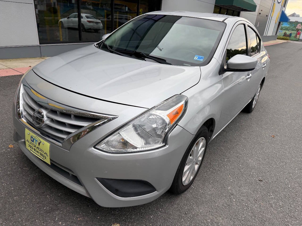 Used 2016 Nissan Versa SV FWD image 2