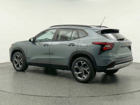 Used 2025 Chevrolet Trax LT w/ LT Convenience Package image 6