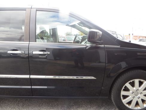 Used 2015 Chrysler Town & Country Touring w/ Driver Convenience Group image 35