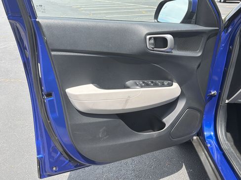 Used 2024 Hyundai Venue SEL FWD image 12