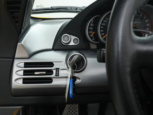 Used 2005 Porsche Carrera GT RWD image 32