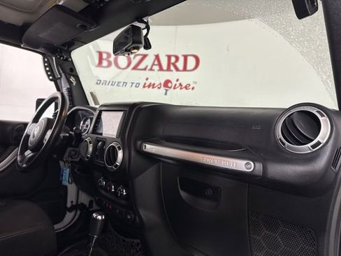 Used 2015 Jeep Wrangler Unlimited Rubicon w/ Connectivity Group image 17