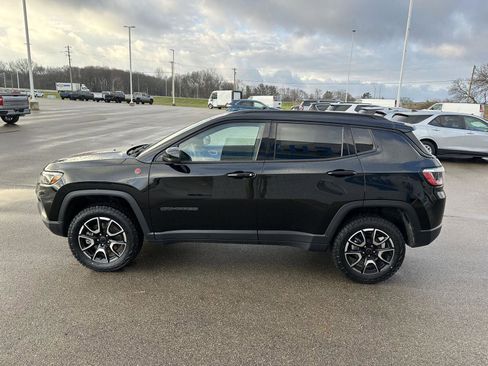 Used 2025 Jeep Compass Trailhawk image 2