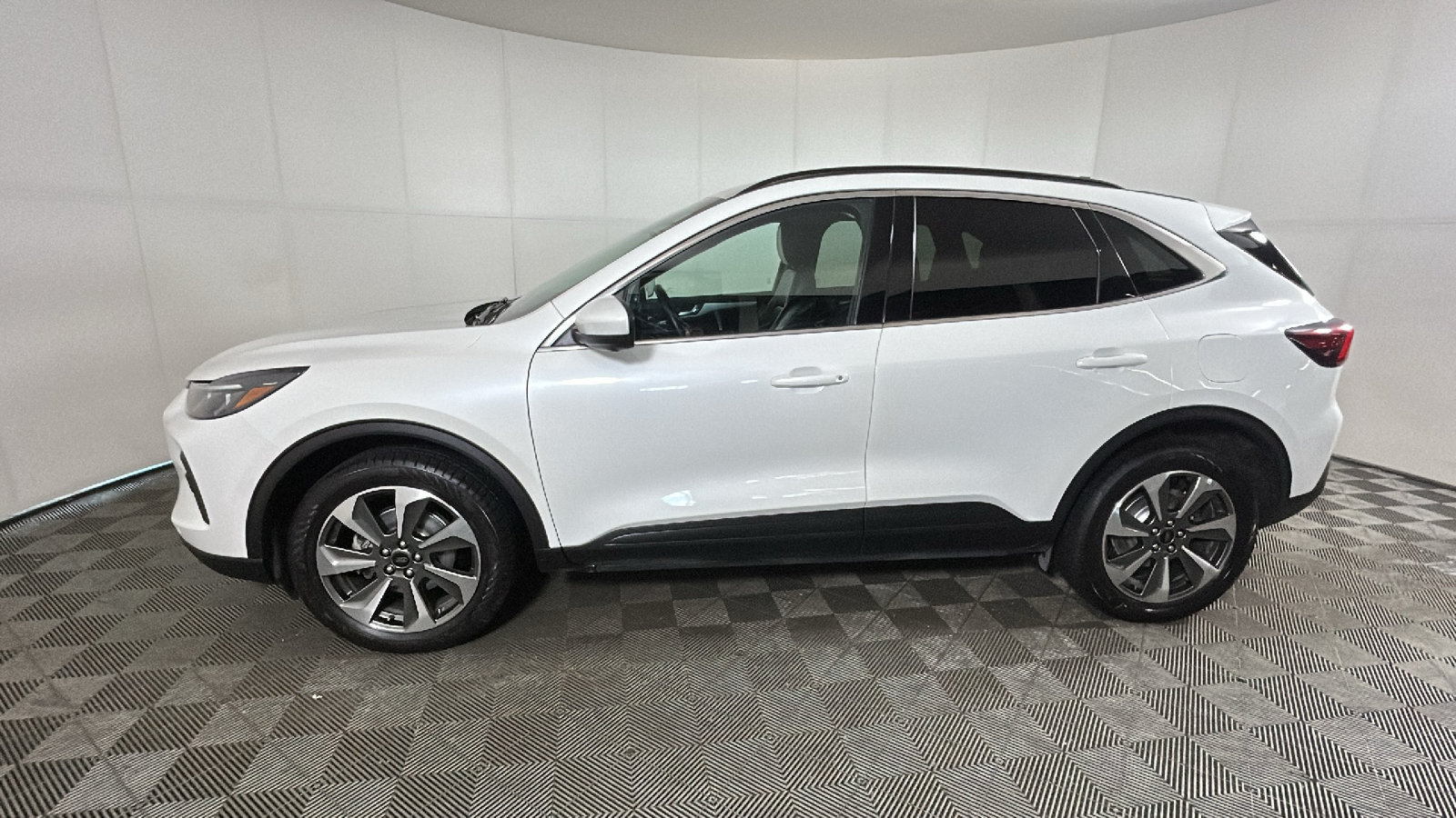 Used 2024 Ford Escape Platinum AWD/4WD image 6