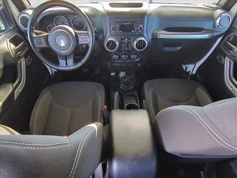 Used 2017 Jeep Wrangler Unlimited Rubicon w/ Connectivity Group image 16