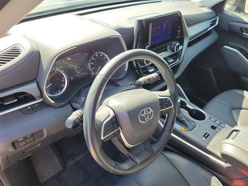 Used 2023 Toyota Highlander XLE image 23