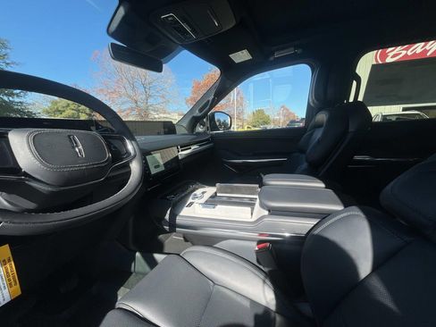 New 2025 Lincoln Navigator Reserve w/ Jet Appearance Package image 10