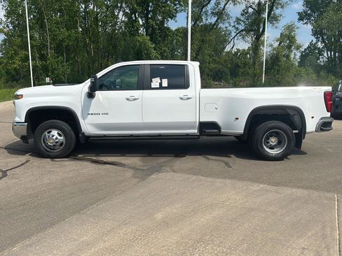 Used 2024 Chevrolet Silverado 3500 LT w/ Convenience Package AWD/4WD image 2