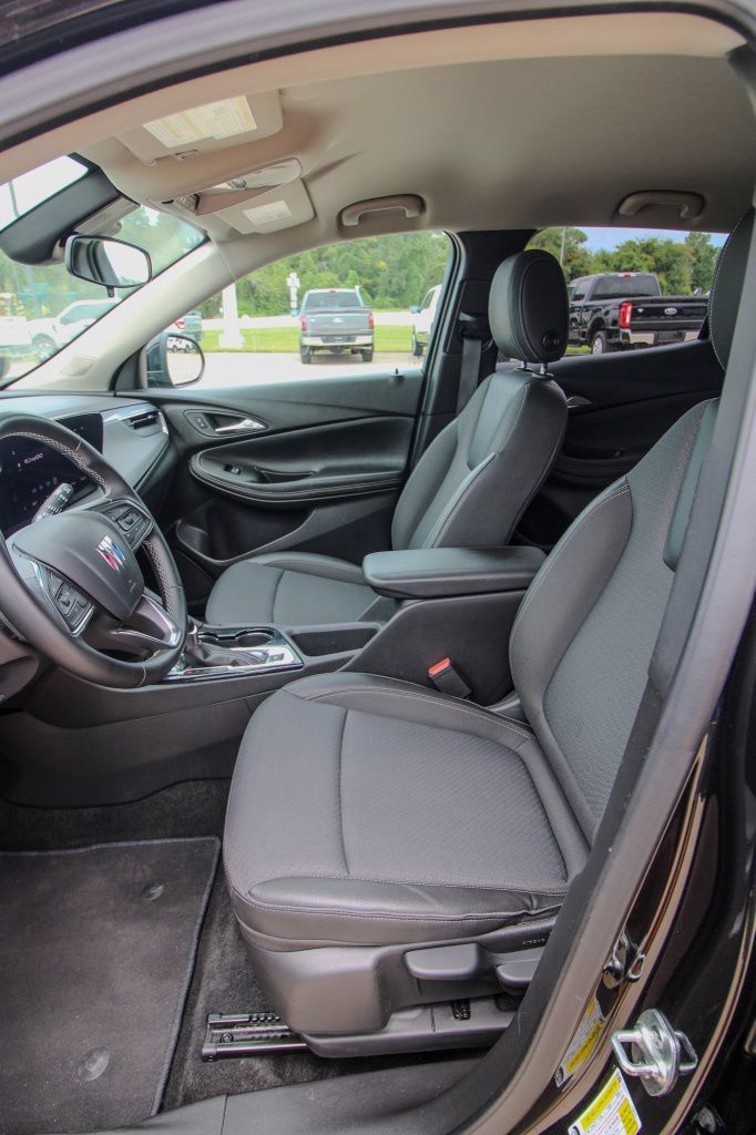 Used 2025 Buick Encore GX Preferred AWD/4WD image 13