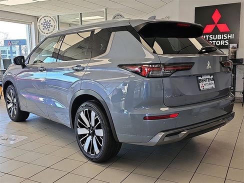 New 2026 Mitsubishi Outlander SEL image 3