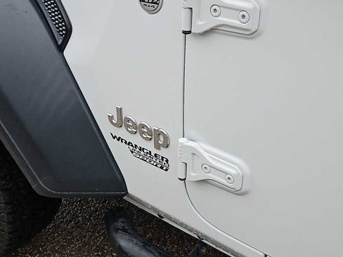 Used 2018 Jeep Wrangler Unlimited Sport AWD/4WD image 11