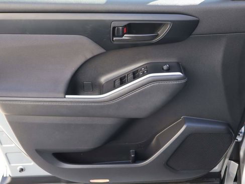 Used 2024 Toyota Highlander LE image 7