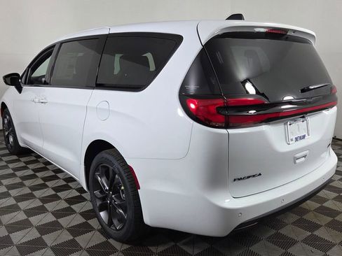 New 2026 Chrysler Pacifica Select image 6