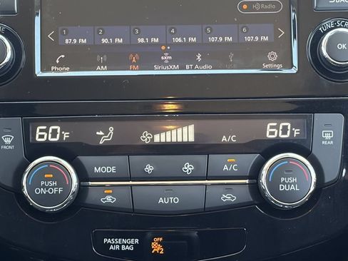 Used 2019 Nissan Rogue SV w/ Premium Package FWD image 29