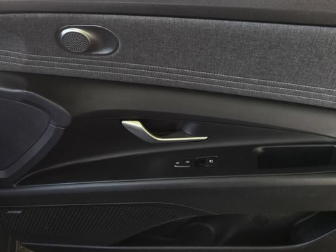 Used 2023 Hyundai Elantra Limited FWD image 9