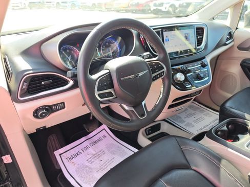 Certified 2023 Chrysler Pacifica Touring-L FWD image 14