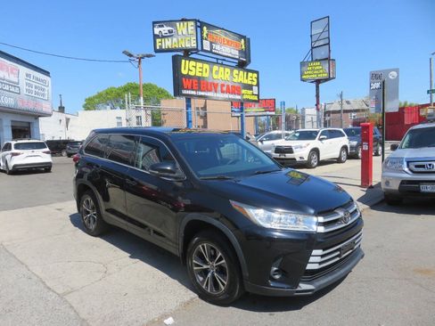 Used 2019 Toyota Highlander LE AWD/4WD image 3