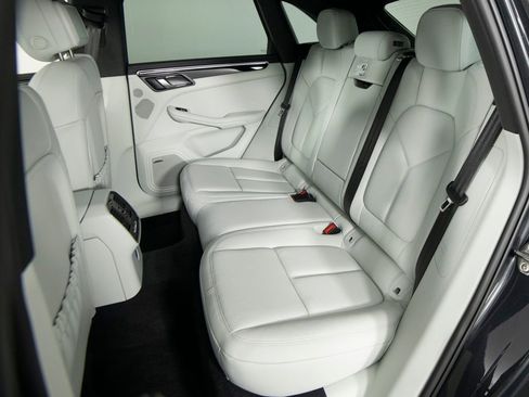 Certified 2026 Porsche Macan AWD/4WD image 34