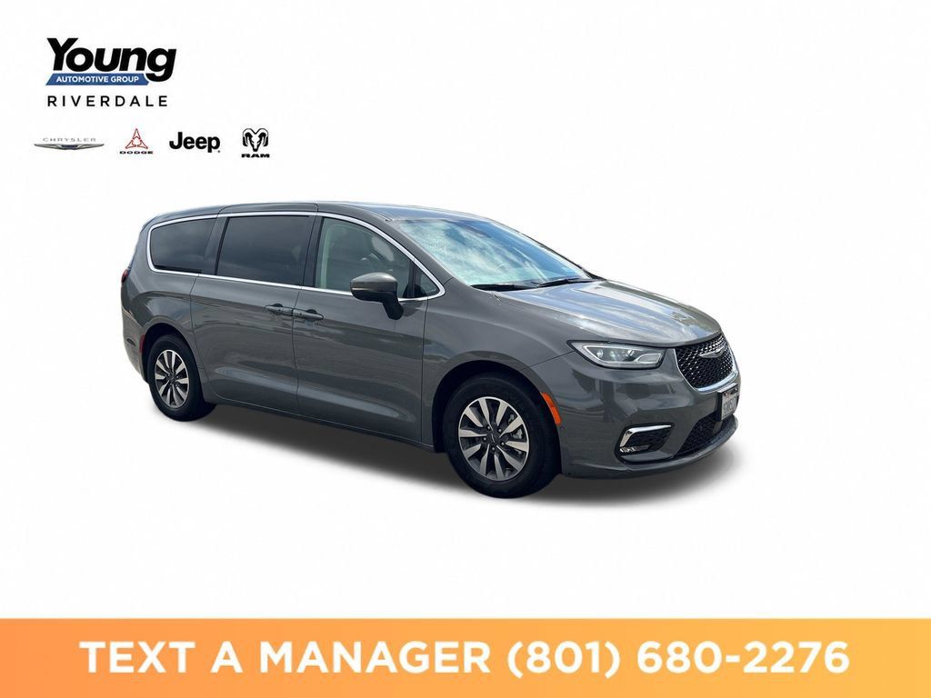 Used 2023 Chrysler Pacifica Touring-L FWD image 7