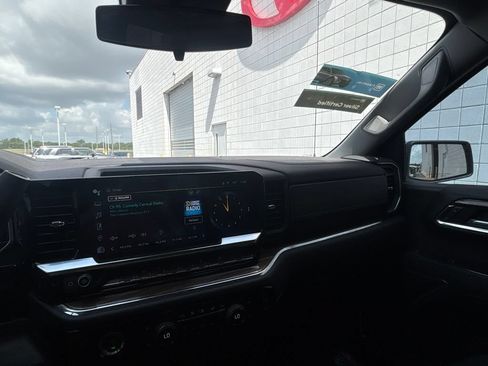 Used 2023 Chevrolet Silverado 1500 LT AWD/4WD image 15