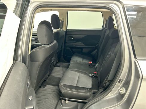 Used 2020 Mitsubishi Outlander ES image 19