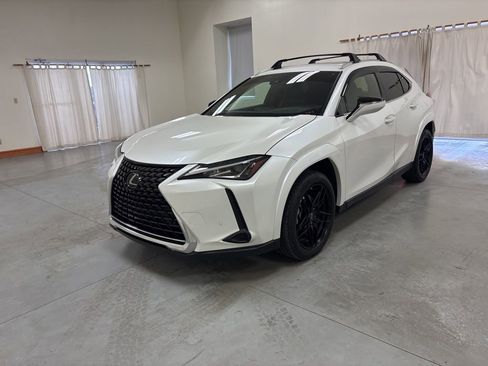 Used 2022 Lexus UX 200 w/ Premium Package FWD image 4