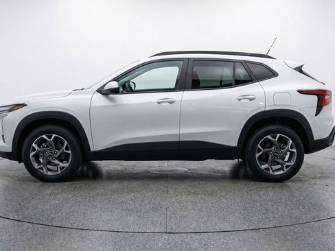 Used 2025 Chevrolet Trax LT FWD image 5
