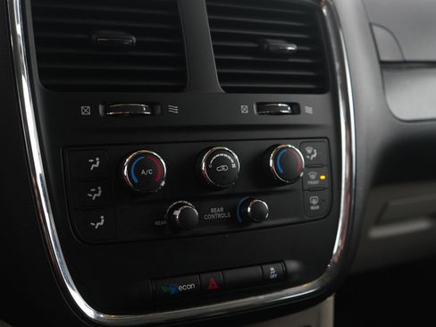 Used 2018 Dodge Grand Caravan SE image 21