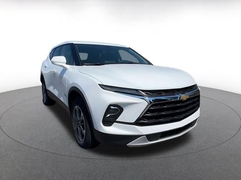 Used 2026 Chevrolet Blazer LT FWD image 3