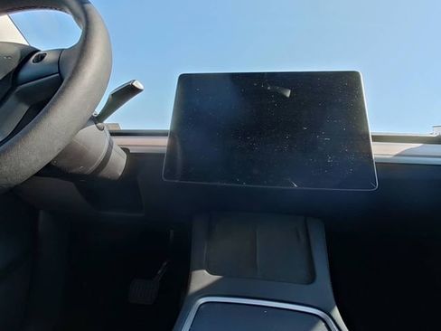 Used 2024 Tesla Model Y Standard Range image 25