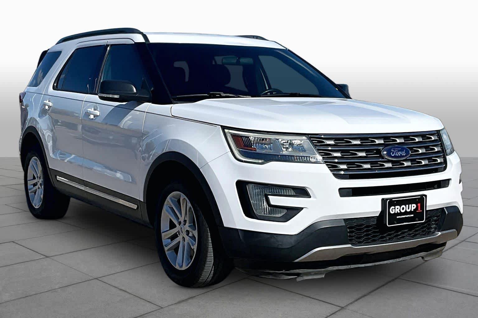 Used 2017 Ford Explorer XLT FWD image 3
