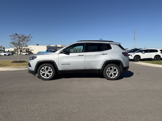 Used 2024 Jeep Compass Latitude AWD/4WD image 2