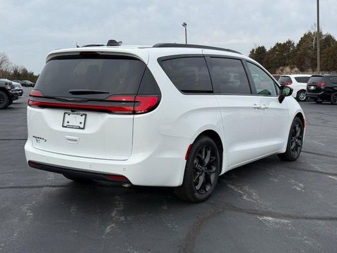 New 2026 Chrysler Pacifica Select w/ S Appearance Package FWD image 3