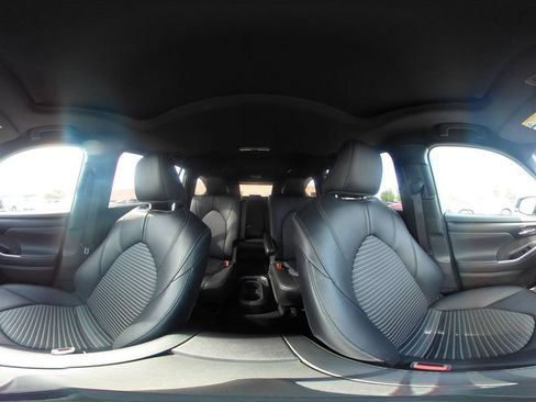Used 2025 Toyota Highlander XSE AWD/4WD image 38
