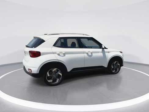 Used 2025 Hyundai Venue SEL FWD image 11