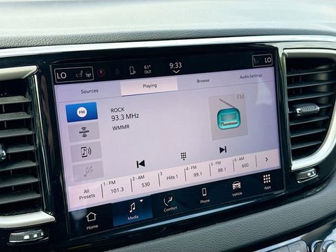 Used 2023 Chrysler Pacifica Touring-L FWD image 15