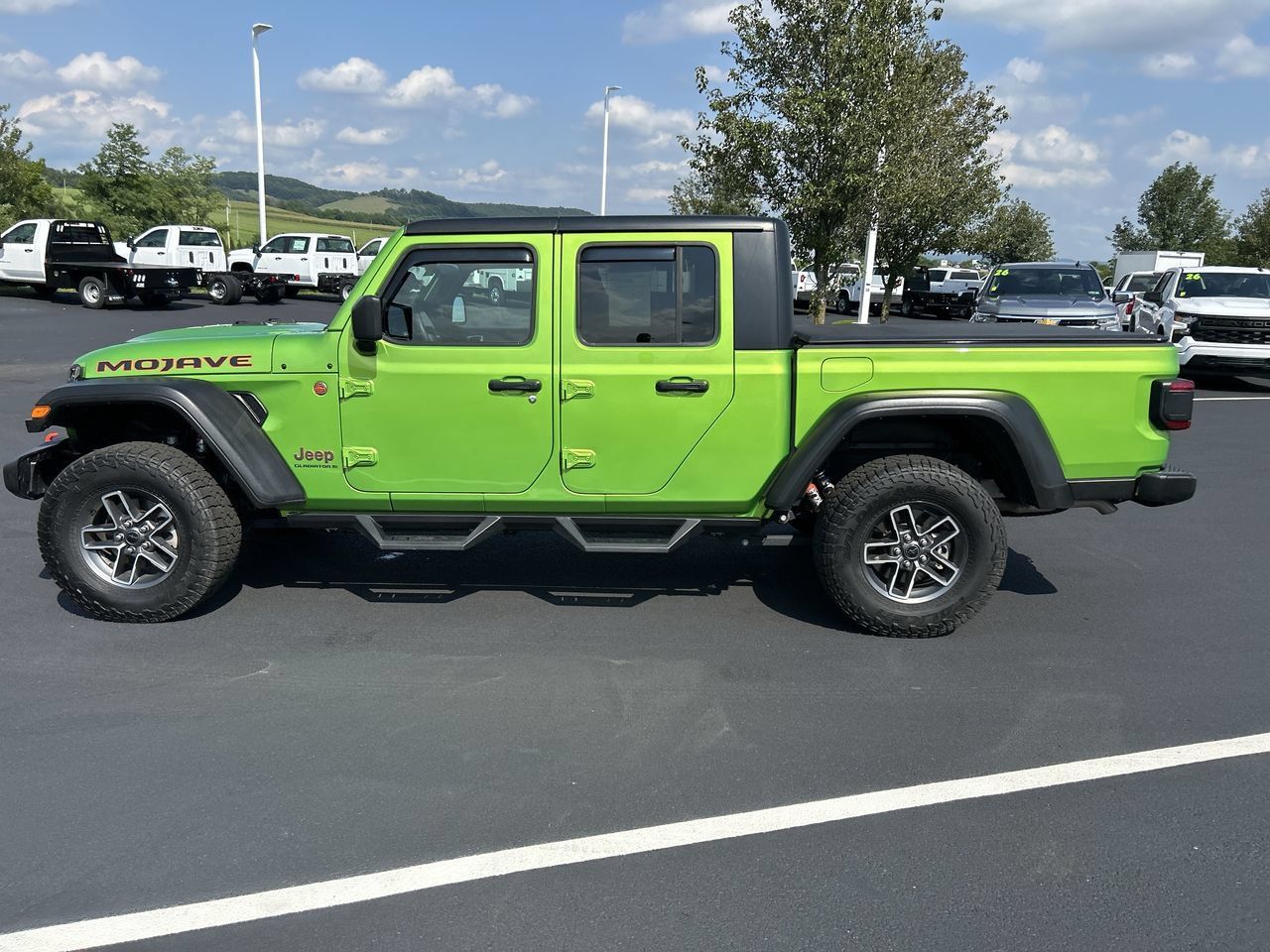 Used 2025 Jeep Gladiator Mojave w/ Convenience Group AWD/4WD image 4