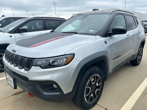 Used 2025 Jeep Compass Trailhawk AWD/4WD image 9