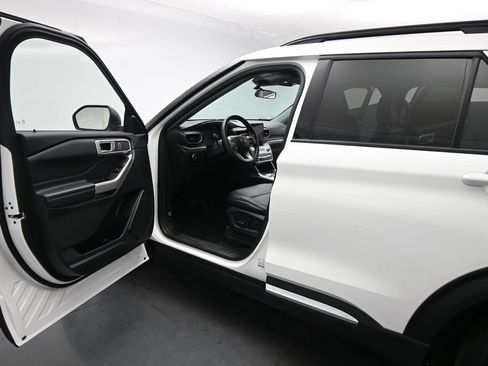 Certified 2023 Ford Explorer XLT w/ Equipment Group 202A RWD image 9