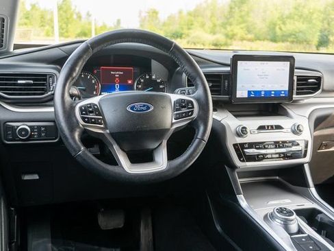 Used 2020 Ford Explorer XLT w/ Equipment Group 202A AWD/4WD image 13