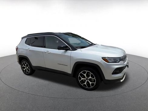 Used 2025 Jeep Compass Limited AWD/4WD image 2