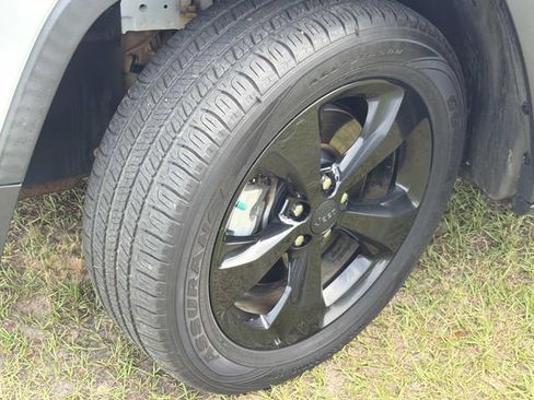 Used 2018 Jeep Cherokee Latitude w/ Altitude Package FWD image 17