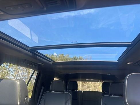 Used 2022 Chevrolet Tahoe Premier AWD/4WD image 34