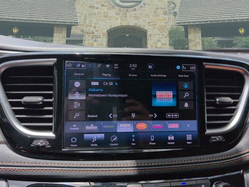 Used 2026 Chrysler Pacifica Pinnacle FWD image 11