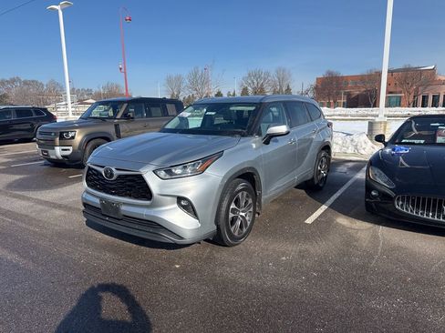 Used 2020 Toyota Highlander XLE image 2