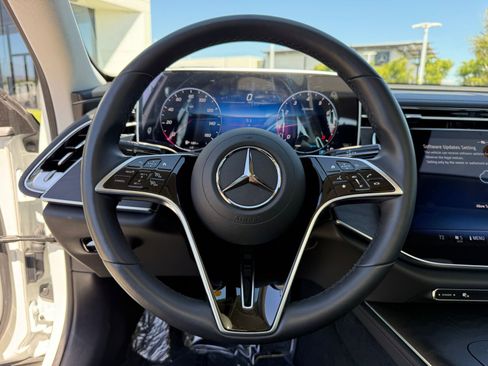 Used 2025 Mercedes-Benz E 350 4MATIC Sedan image 33