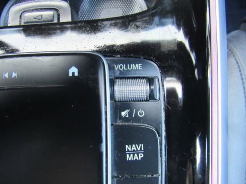 Used 2022 Mercedes-Benz GLB 250 w/ Premium Package Lite image 55