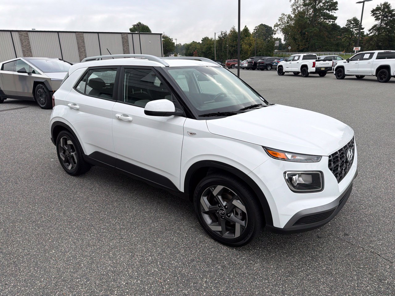 Used 2025 Hyundai Venue SEL FWD image 11